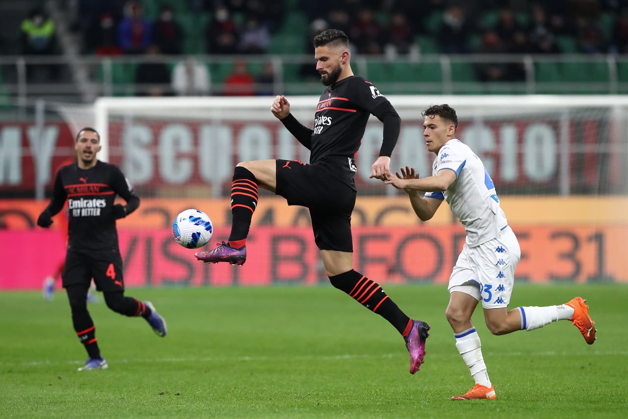 El Milan derrotó al Empoli por 1-0 gracias a un tanto de Kalulu y se mantiene como líder de la Serie A.