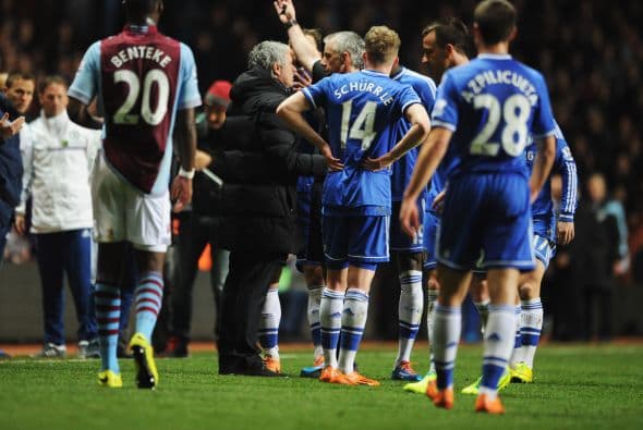 El árbitro mandó a Mourinho a las gradas.