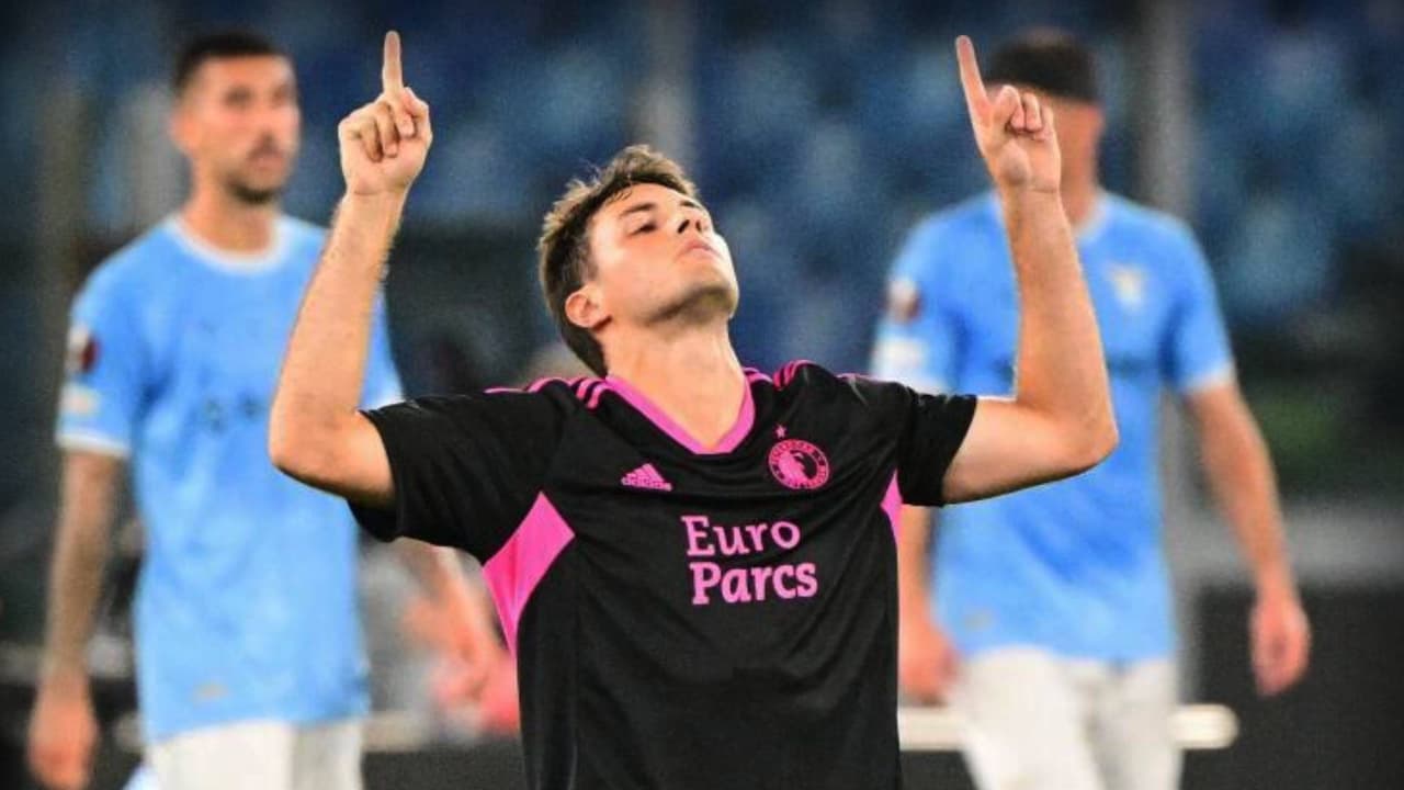 Santiago Giménez nominado para el gol de la semana