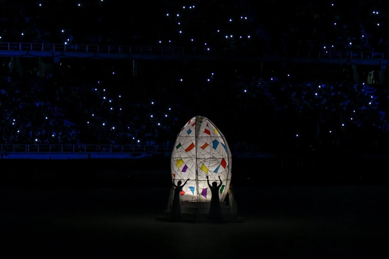 Una flor de Macondo apareció a la mitad de la cancha del Estadio Metropolitano al iniciar la ceremonia de apertura.