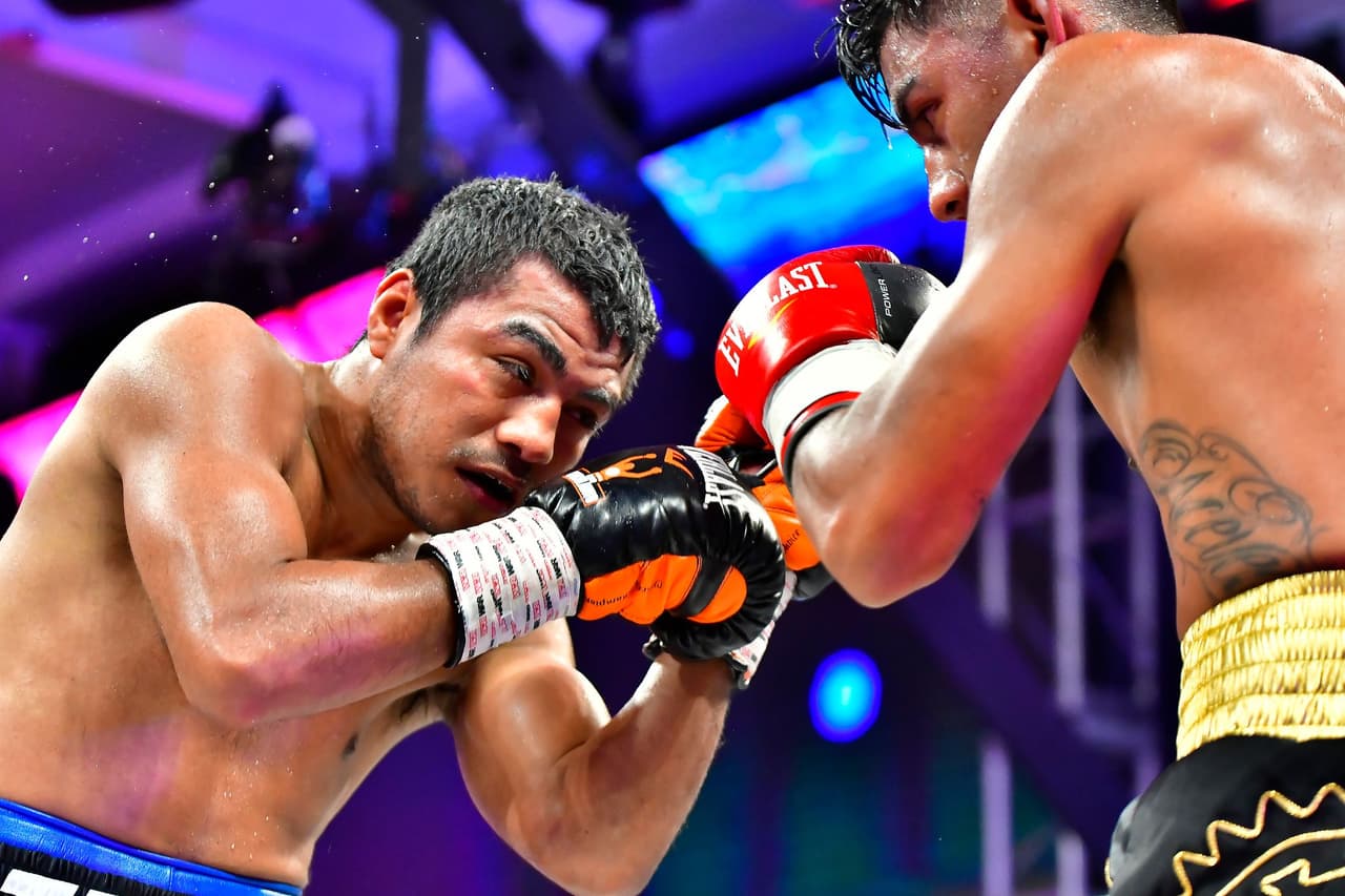 El nicaragüense retuvo el título Supermosca de la Asociación Mundial de Boxeo por decisión unánime. Con tarjetas de 118-110, 116-112 y 117-111, el retador hizo un combate serio, pero no le alcanzó.