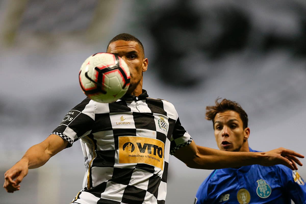 El defensa brasileño Neris fue clave para el Boavista que mantuvo el cero en la mayor parte del partido.