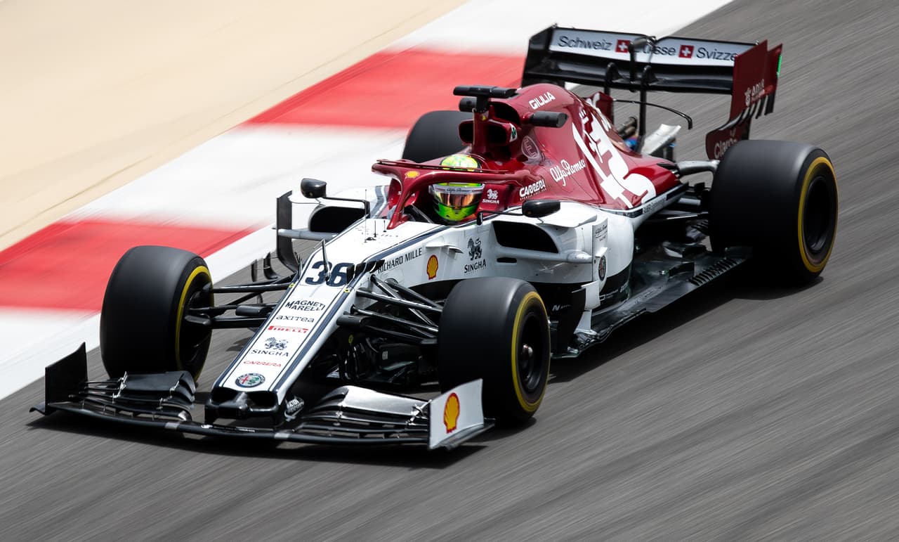 Después de si primer acercamiento con la Fórmula 1, manejando el auto Ferrari de Sebastian Vettel, este miércoles Mick Schumacher volvió a montarse a un auto de la categoría. Esta vez, en el mismo circuito de Bahréin, el hijo del histórico Michael manejó uno de los coches de Alfa Romeo llegando incluso a estar entre los tres mejores tiempos.