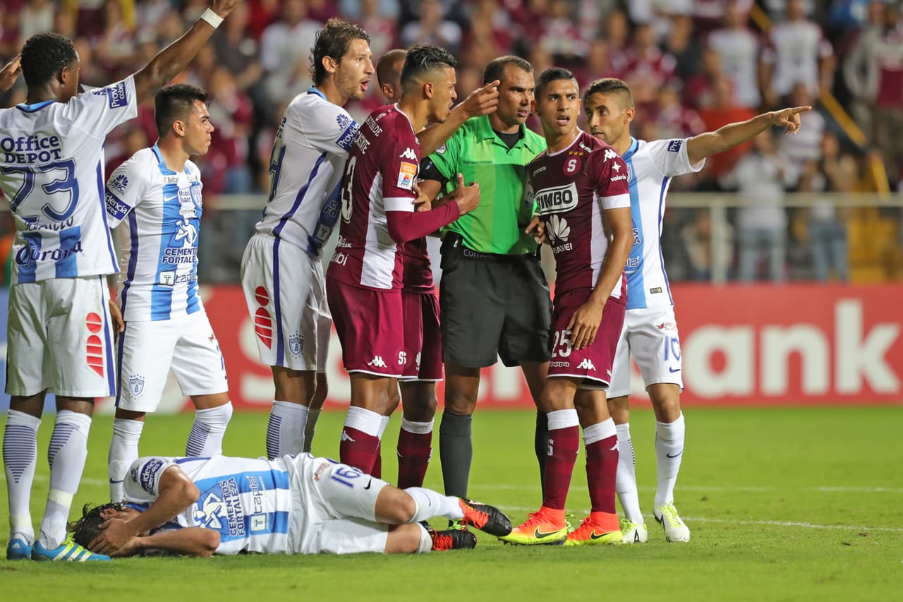Por momentos, el choque se puso intenso ante la enegí de ambos equipos por ponerse arriba en el marcador.