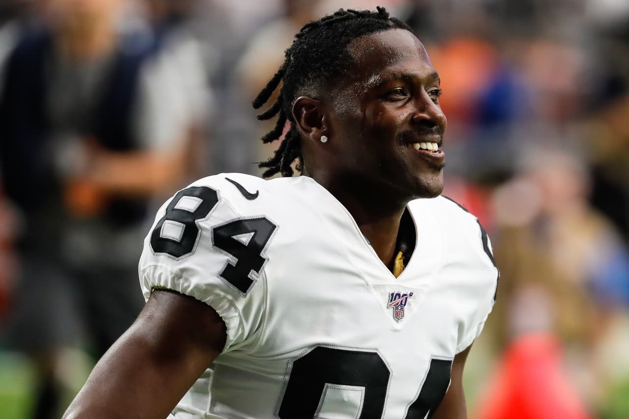 Antonio Brown se rebela contra los Raiders, después se disculpa, un día después pide ser cortado del equipo, lo liberan y los Pats lo contratan.
<br>