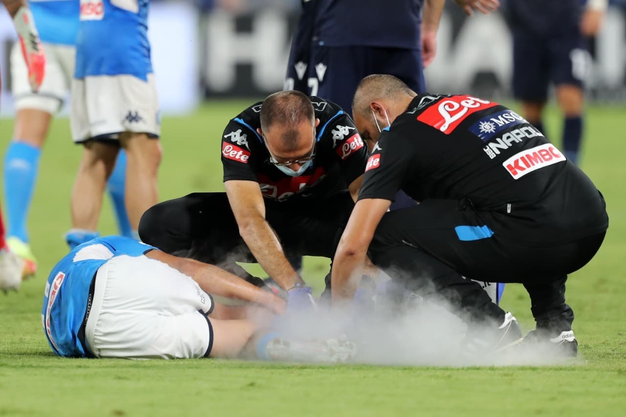 Artera patada sobre 'Chucky' Lozano enardece al Napoli