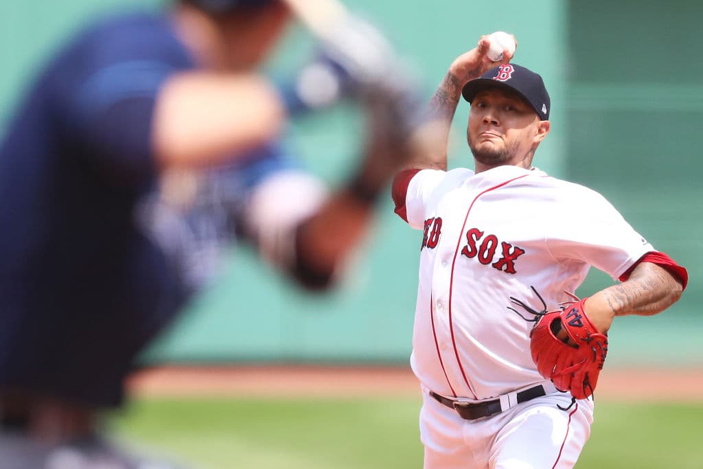 En este duelo también entró en acción su compatriota Héctor Velázquez, quien esta campaña ha sido usado más como relevista. Pero este domingo abrió por Boston. Tiró 4.0 innings.