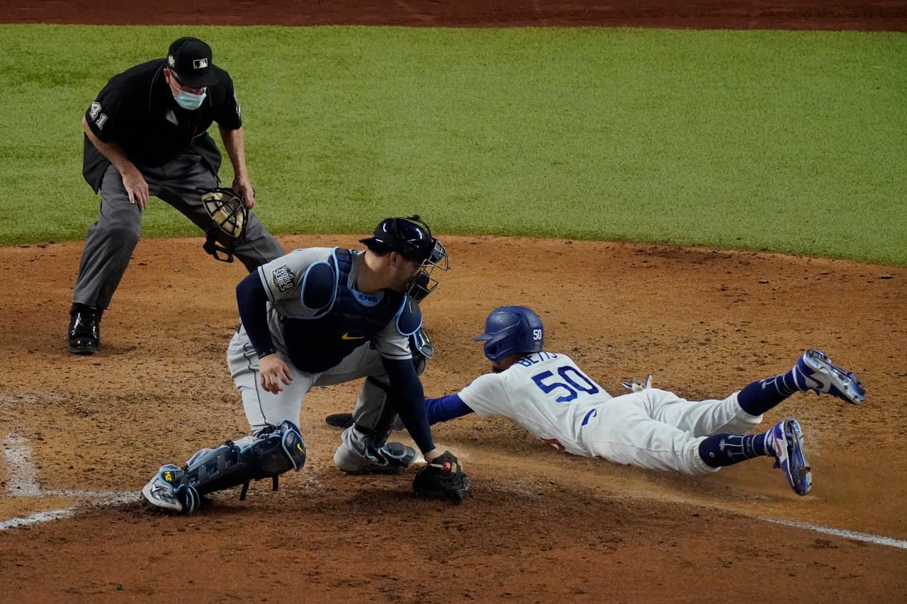 El cambio de pitcher en los Rays sentencia el partido y los Dodgers consiguen remontar la desventaja de 1-0 para vencer 1-3 a los Rays y consiguen su sexta campeonato de Serie Mundial.