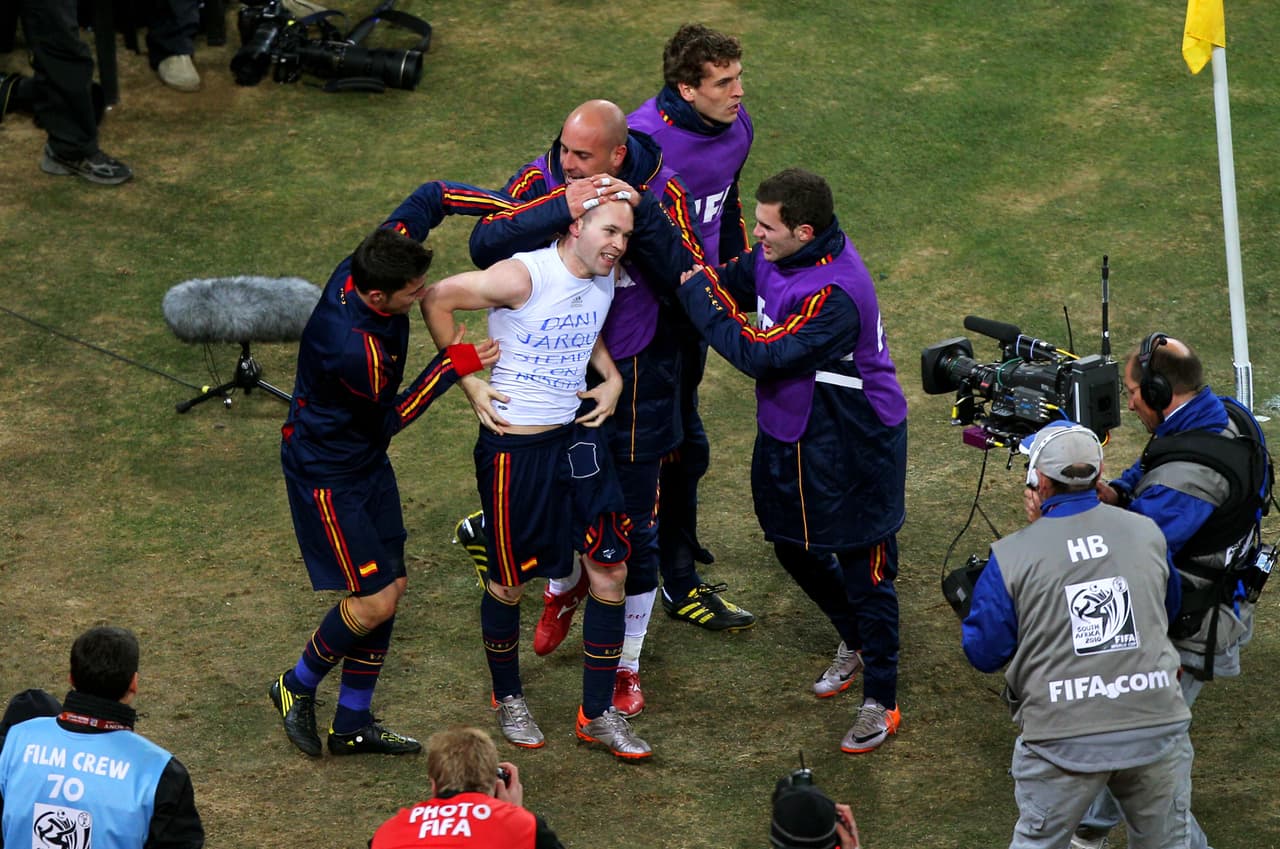 El mensaje de unidad le llegó al mundo gracias a que en medio del momento del título de España las cámaras persiguieron la playera del español, en la que se leía la emotiva dedicatoria.