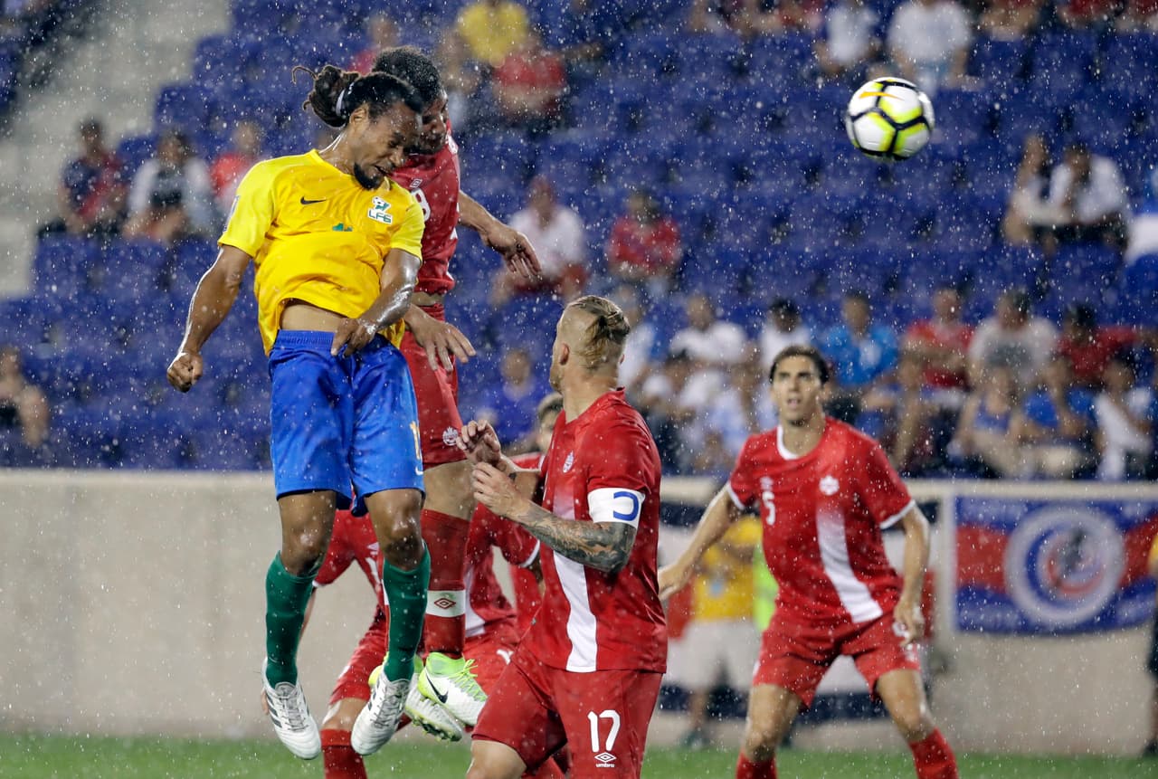 Las emociones aumentarían con el descuento de Roy Contout, delantero del Mouscron de Bélgica, quien le ganó a la defensa candiense con este cabezazo.