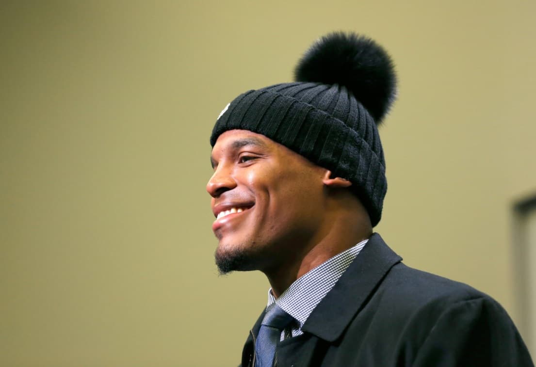 <b>Cam</b>eron Jerrell
<b>Newton</b> celebra su cumpleaños número 28 este 11 de mayo y por ello quisimos mostrar cómo ha ido cambiando su
<i>look</i> durante las seis temporadas que lleva en la NFL. El quarterback de los
<b><a href="http://www.univision.com/deportes/nfl/carolina-panthers">Carolina Panthers</a></b> ha sorprendido en casi todas sus conferencias de prensa pues no escatima al momento de presentarse en público.