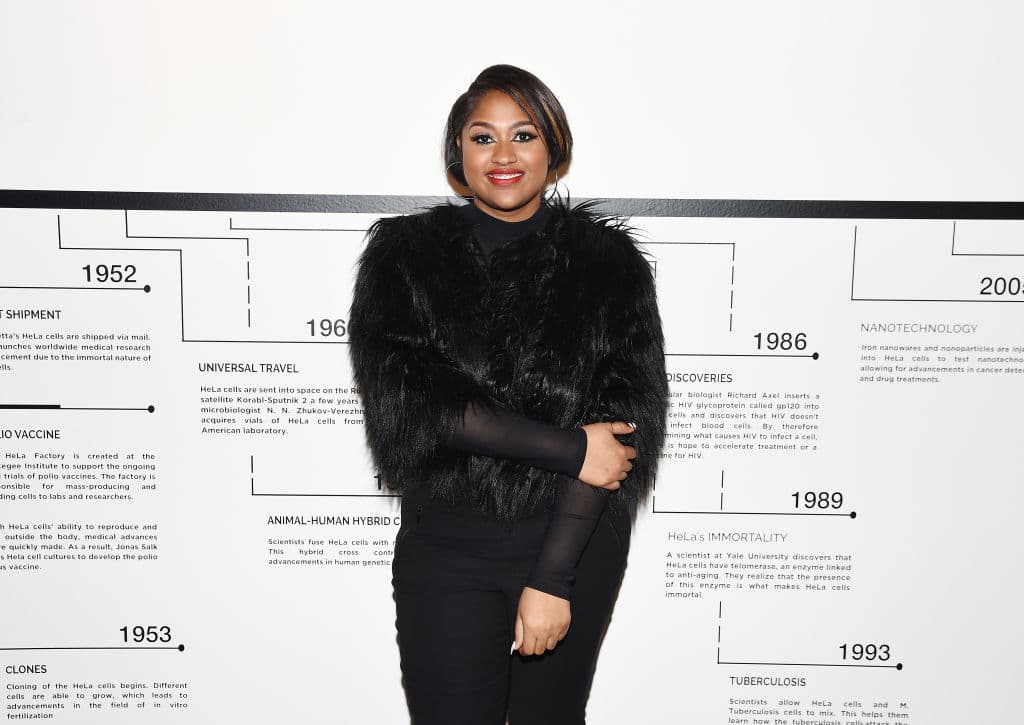 H.E.R. también ha recibido premios de MTV debido a sus videos musicales BET y Soul Train Music.