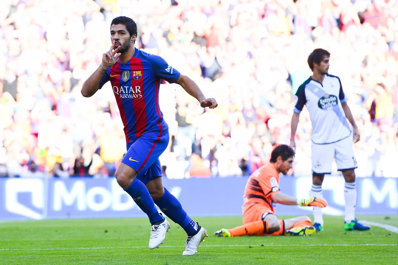 El uruguayo Luis Suárez se ganó el apodo del 'Pistolero' gracias a su celebración, más que característica.