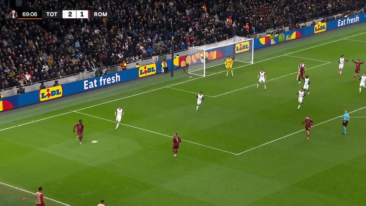 ¡TIRO ATAJADO! disparo por Matías Soulé.