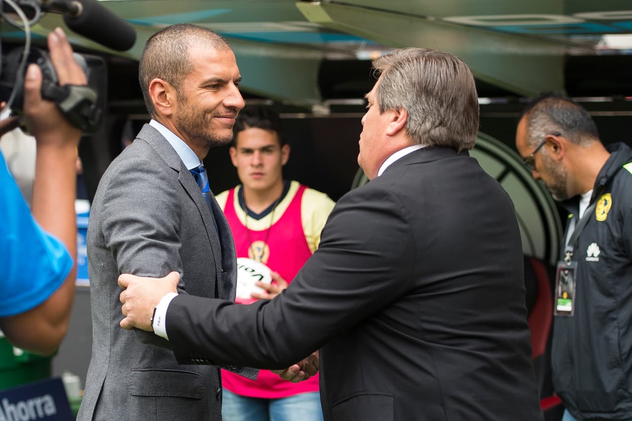 Miguel Herrera regresó al banquillo donde vivió el momento cumbre de su carrera como entrenador. Aquí lo vemos saludando a Jaime Lozano, entrenador del Querétaro.