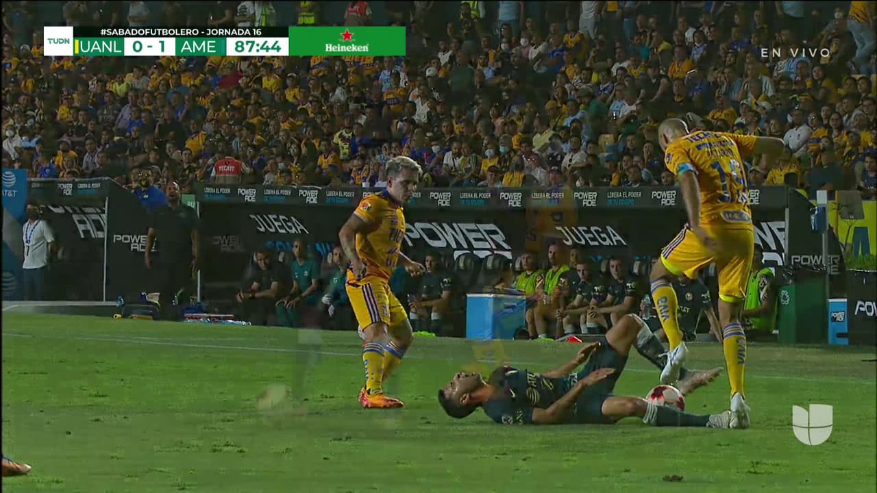 ¡Expulsión! El árbitro saca la roja directa a Guido Pizarro.