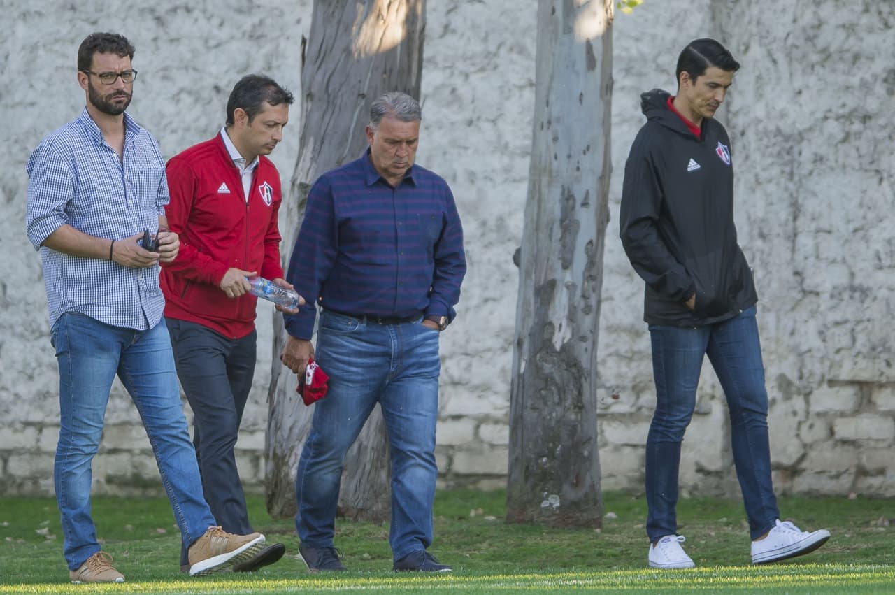 El rojo y negro de Newell's, su equipo del alma, lo volvieron a acompañar en su paso por el entrenamiento del Atlas.