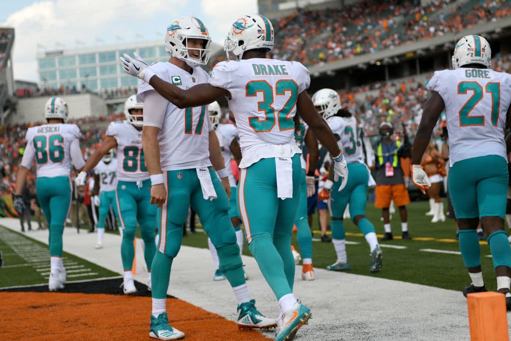 Los Dolphins se pusieron adelante 7-0 en el marcador gracias a un pase de 22 yardas de Ryan Tannehill (17) para Kenyan Drake (32) restando 7:22 en el primer cuarto.