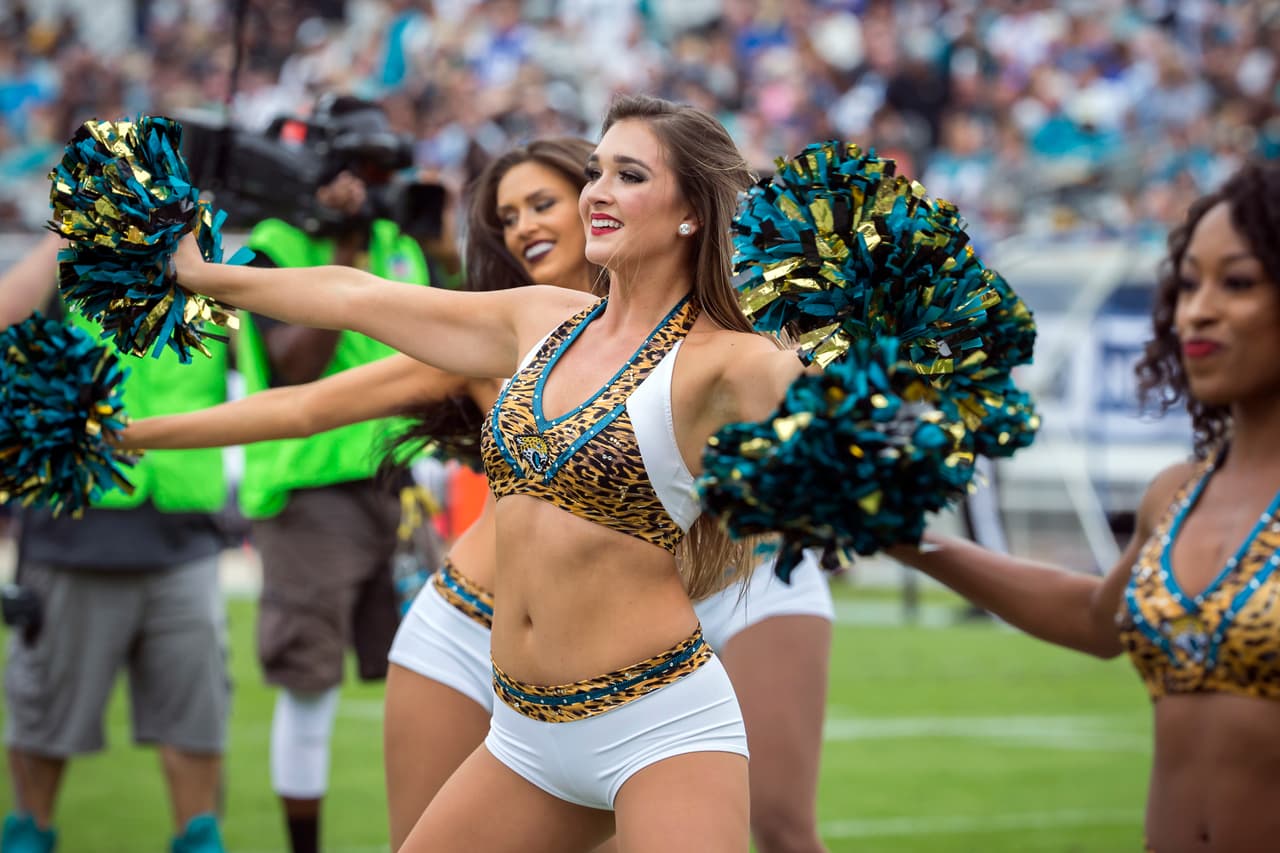 Las sensuales animadoras de la NFL le dieron alegría, belleza y energía al espectáculo del fútbol americano estadounidense en su Semana 13 de competencia, en un condimento único para el público.