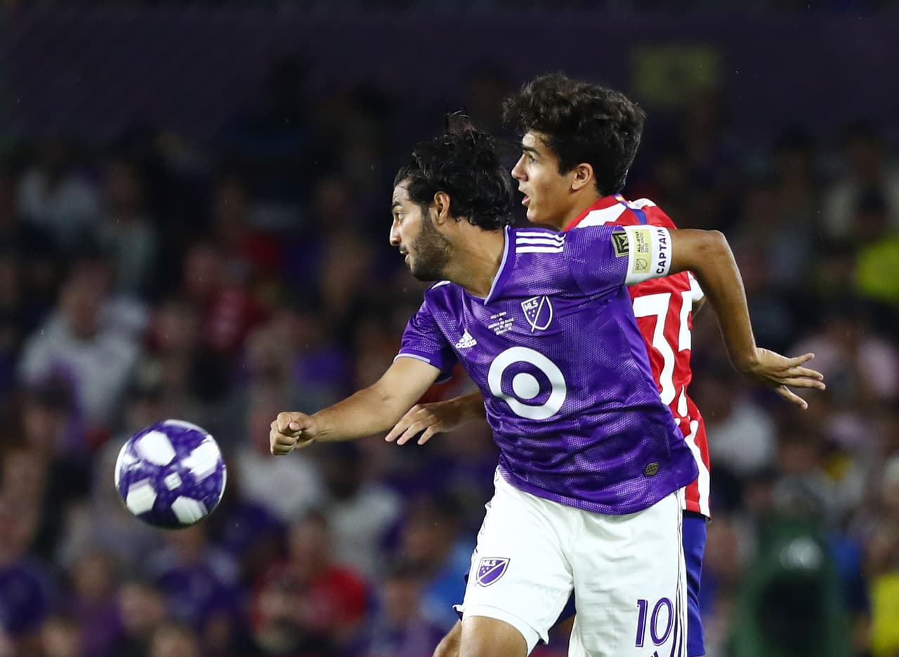 Carlos Vela impone su talento en el espectacular encuentro en Orlando.