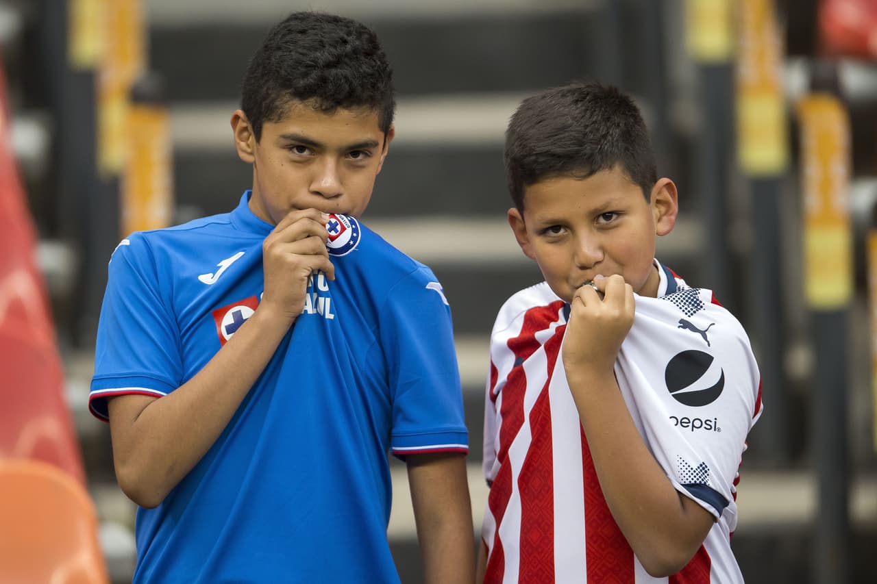Fanáticos de Cruz Azyl y Chivas en el Estadio Azteca.