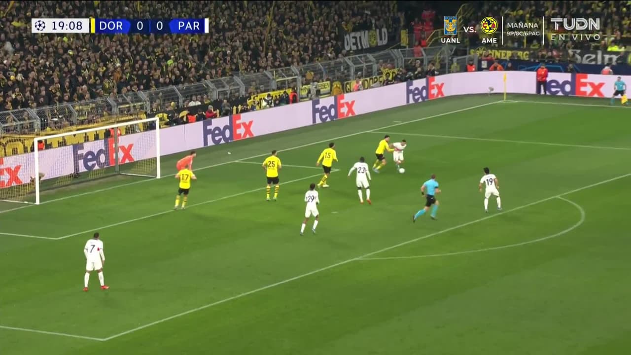 ¡CERCA! Bradley Barcola disparó que se estrella en el poste.