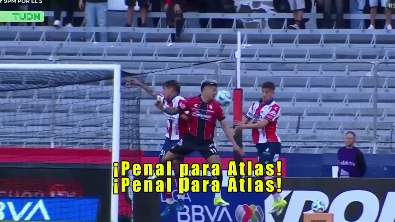 ¡Penal para Atlas! El árbitro no duda y señala la pena máxima