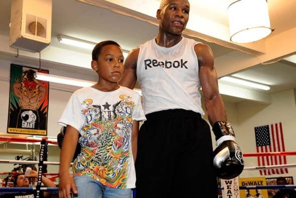 Floyd estuvo acompañado de su hijo Zion, quien espera ser campeón como su padre.