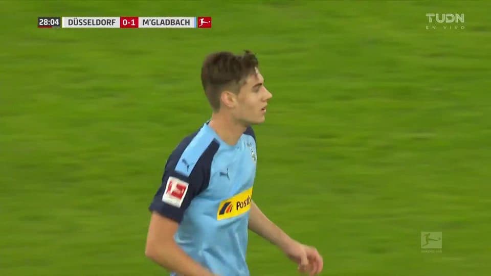 Tiro desviado de Florian Neuhaus