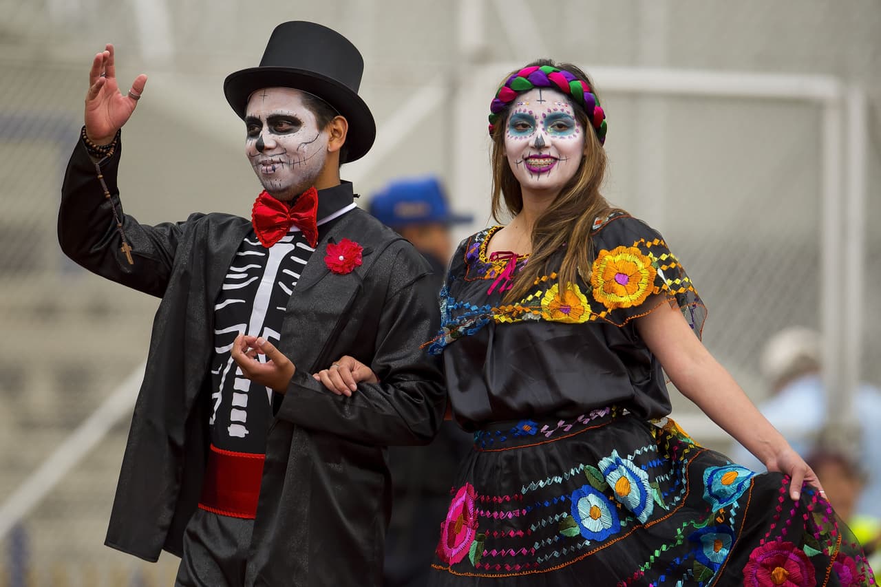 Los fanáticos de Pumas y Cruz Azul le dieron un color especial a la fiesta de la Jornada 15 con su alegría e incluso algunos lo hicieron con atuendos en homenaje al Día de los Muertos.