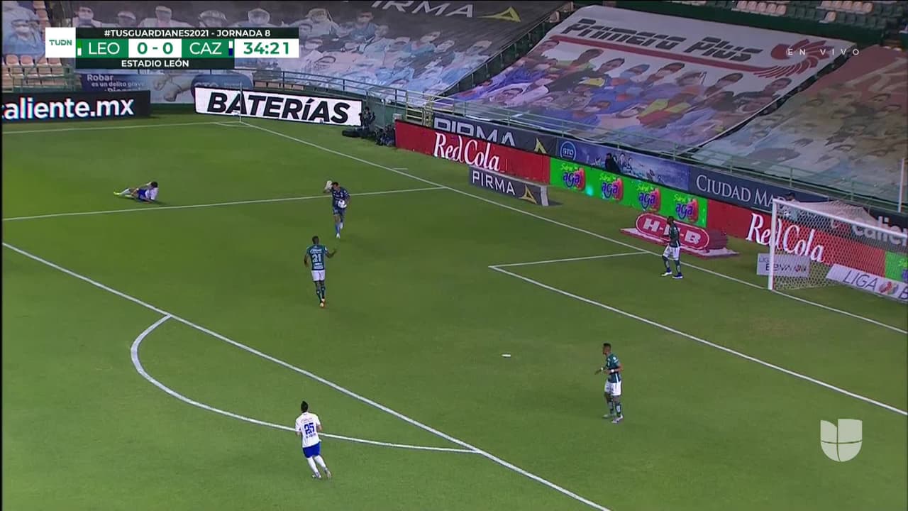 ¡TIRO ATAJADO! disparo por Santiago Giménez.