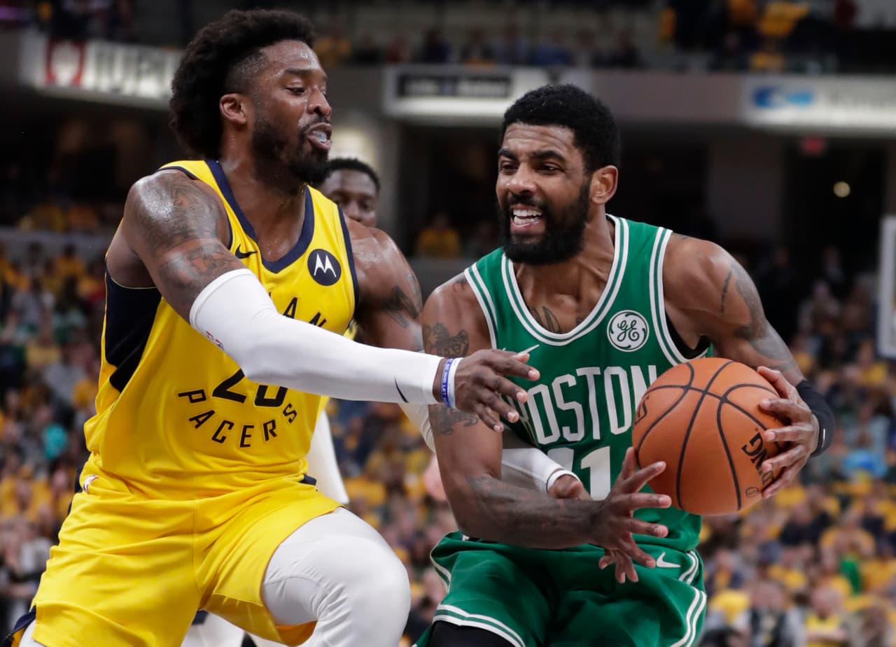 Aunque Kyrie Irving (derecha) anotó 14 puntos, el mayor trabajo en cuanto a puntos para los Celtic vino desde la banca.