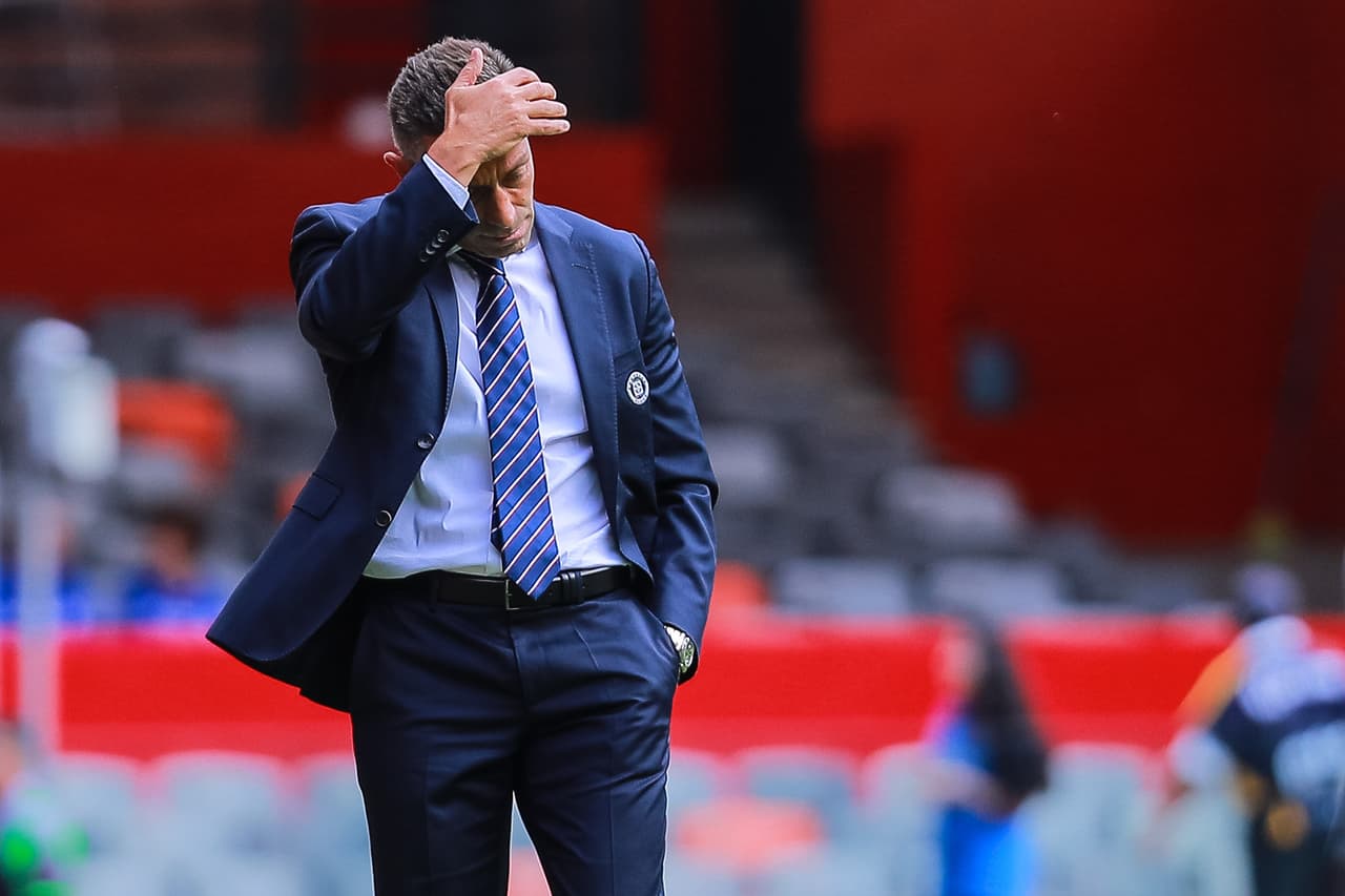 Nada salía para Cruz Azul y después de 35 minutos tlempo se esfumaba sin que pudiera disfrutar de un gol anotado por su equipo.