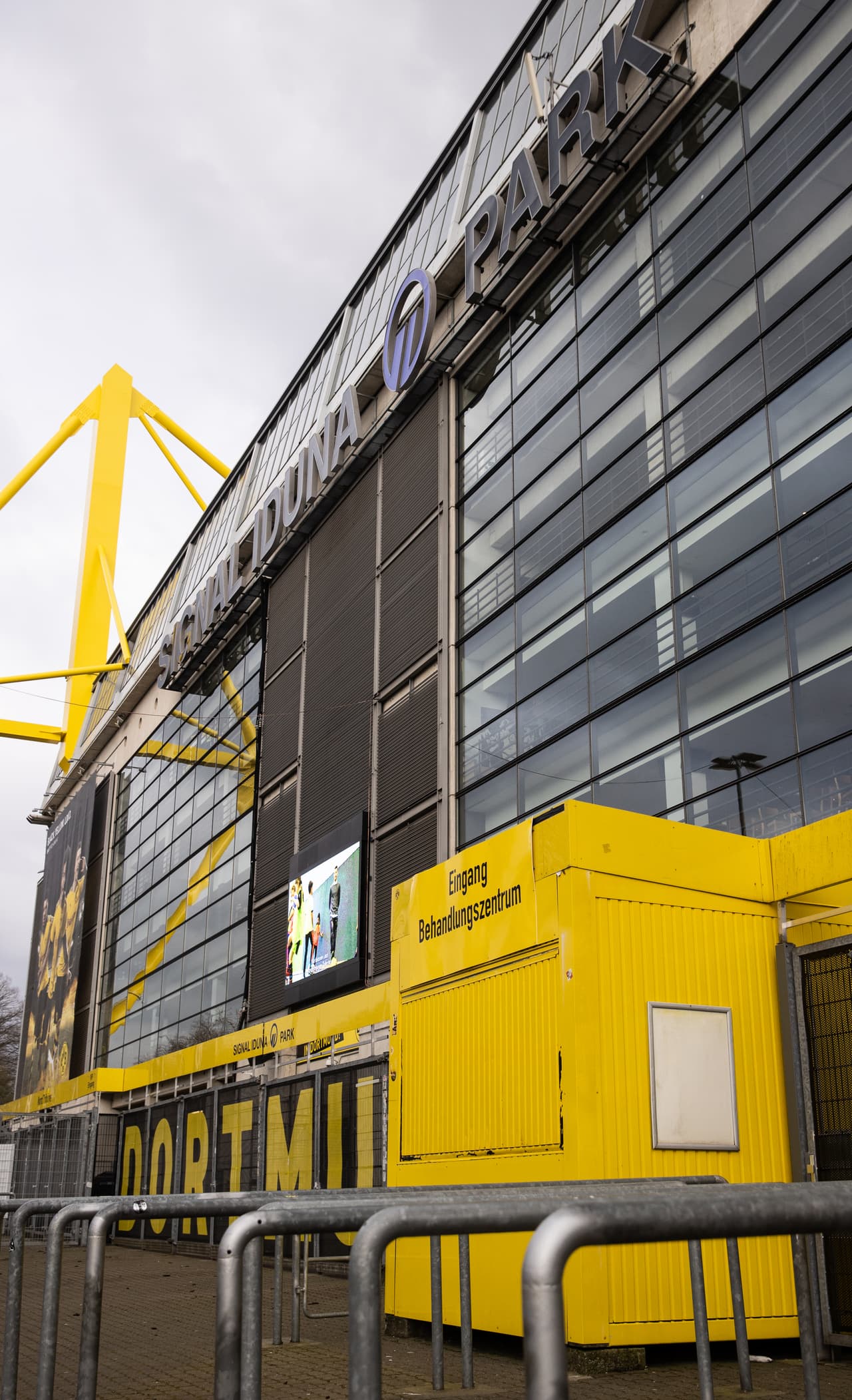 El Borussia Dortmund, anunció el pasado viernes que proporcionará la tribuna norte del estadio de fútbol más grande de Alemania para pruebas de coronavirus y atención de pacientes de COVID-19.