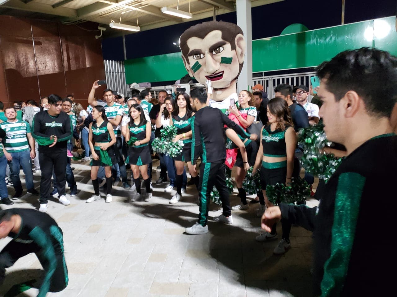 La afición de Santos está ilusionada y muestra apoyo total para Santos.