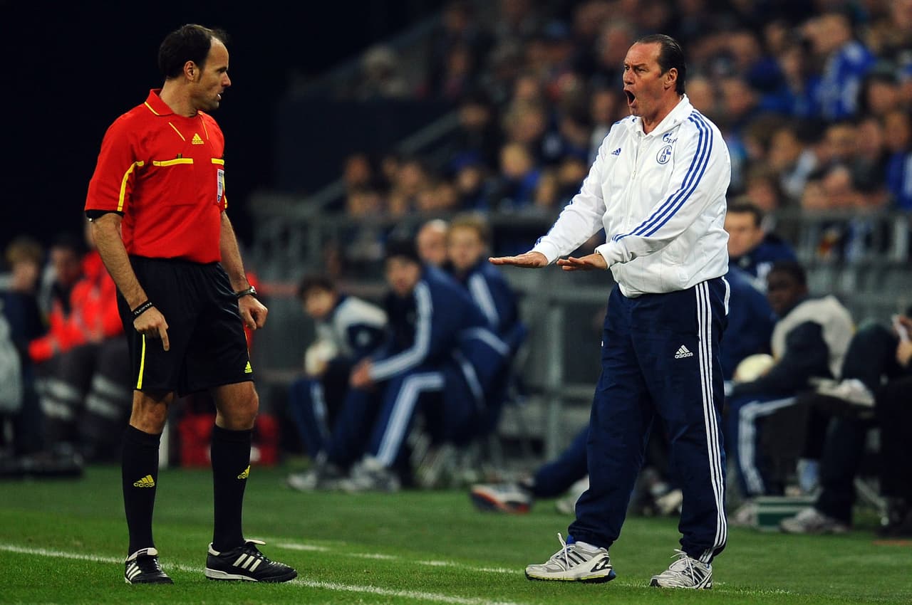 10: Antonio Mateu de España. Su experiencia en la Liga de España le ha dado jerarquía a nivel europeo.