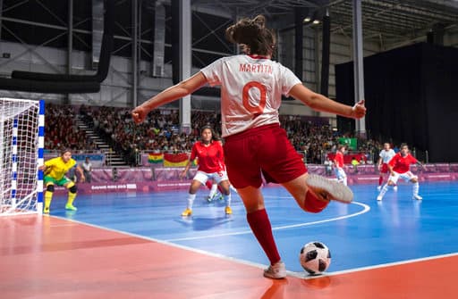 En la gráfica, Marta López de España cobra un tiro de esquina en el juego por la medalla de bronce entre su selección y la de Bolivia en el Futsal para mujeres de Buenos Aires 2018.