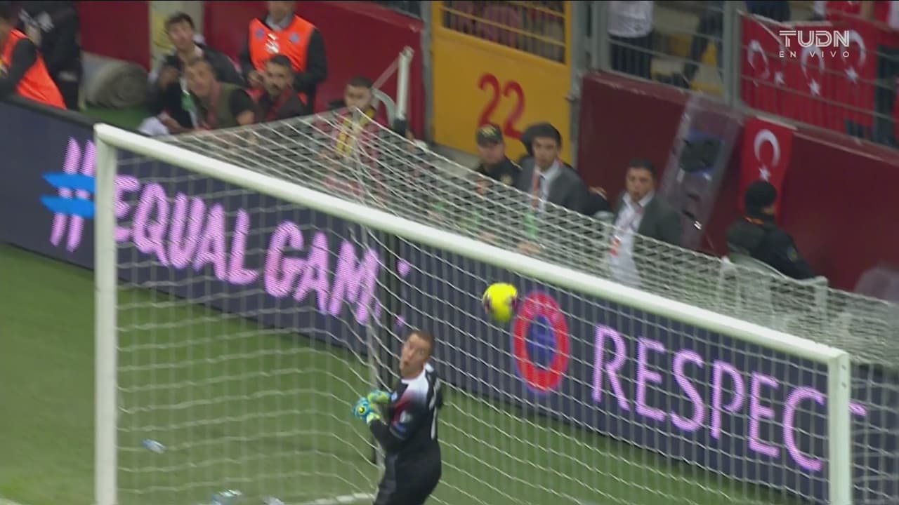 ¡Otra vez el travesaño salva a Islandia! Yusuf Yazıcı intento el centro y casi es gol