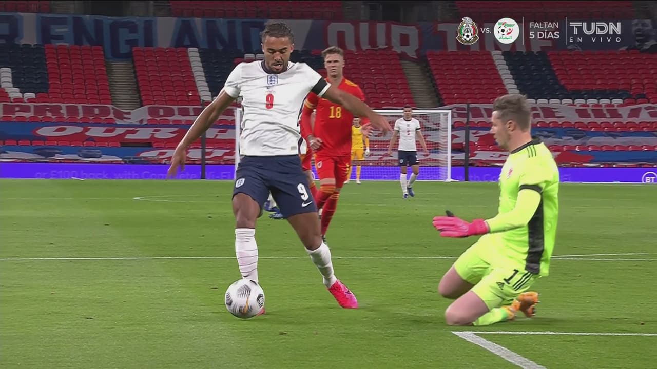 Calvert-Lewin saca al portero de Gales, pero no pudo definir