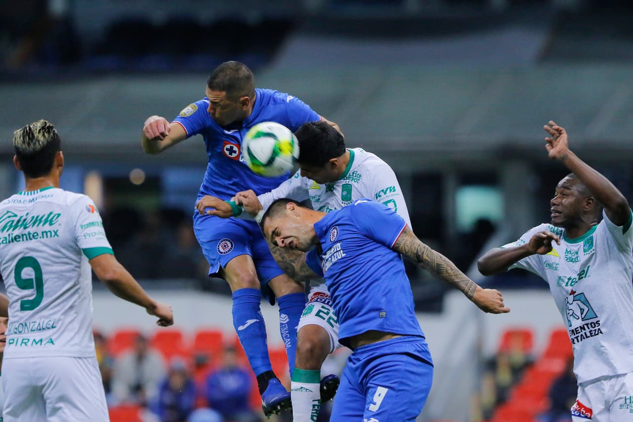 Y en una jugada a balón parada, el delantero Milton Caraglio intetó despejar el esférico, pero resultó el efecto contrario.