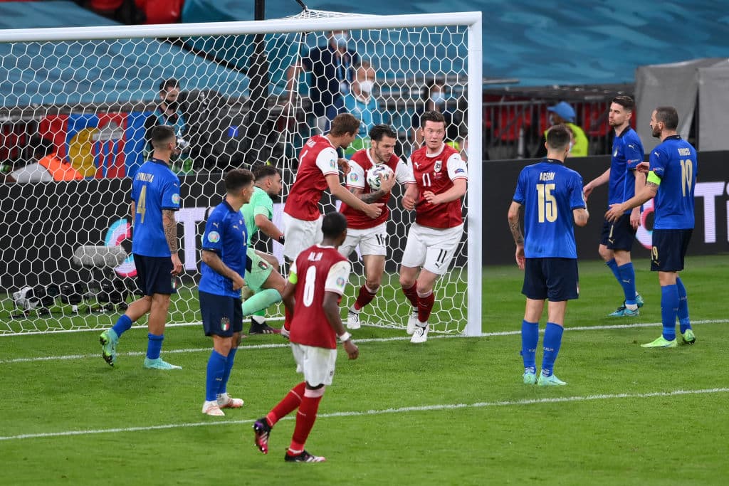 Federico Chiesa y Matteo Pessina marcan en los tiepos extras y le dan el triunfi 2-1 a Italia tras un apretado duelo frente a Austria. Los italianos esperan al ganador entre Bélgica y Portugal.