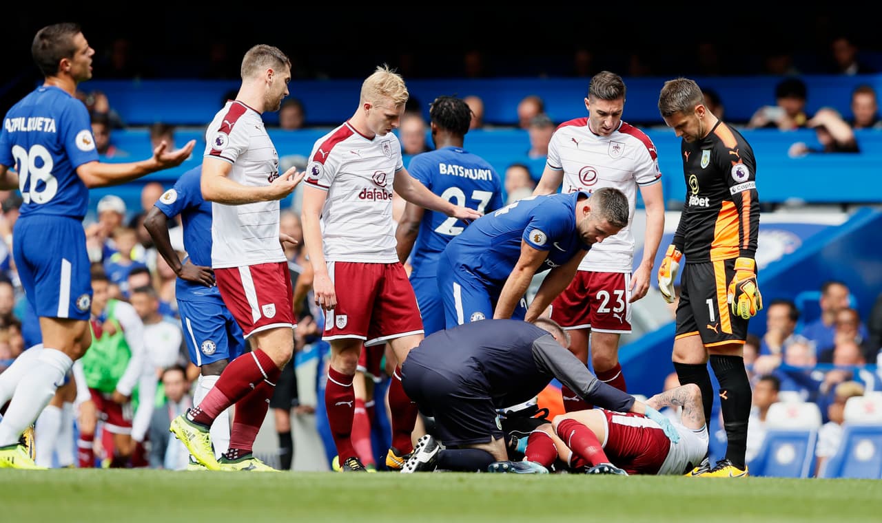 Una dura falta de Gary Cahill marcó en gran parte del futuro del partido desde el minuto 14 del juego.