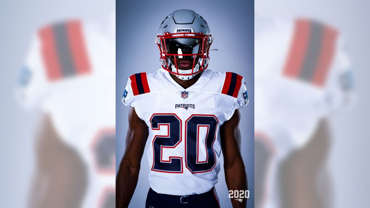 Los Patriots ya sin la presencia de Brady y en modo de reestructuración presentaron su nueva indumentaria para la temporada 2020 en la NFL. El color azul es muy similar al modelo color rush y el blanco es una adaptación combinando con las licras azules.