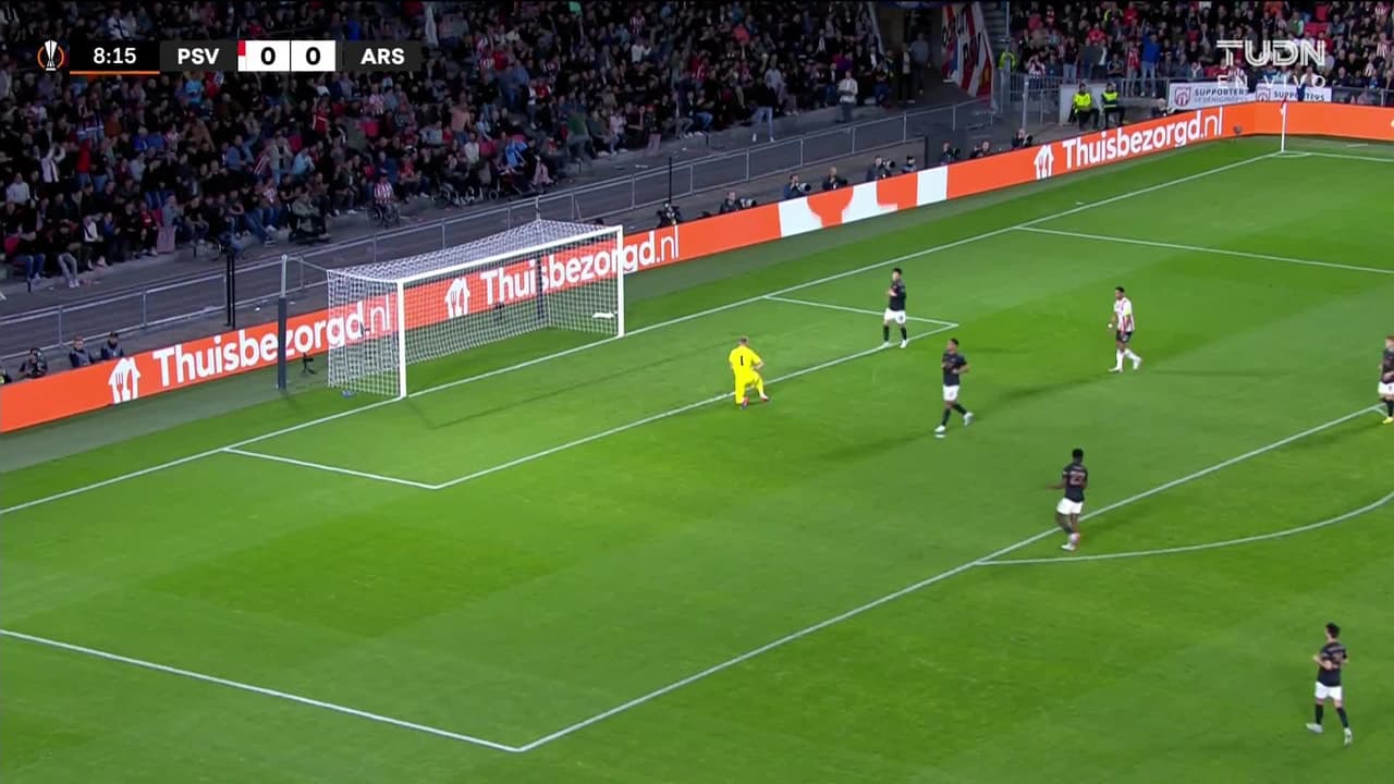 ¡TIRO ATAJADO! disparo por Xavi Simons.