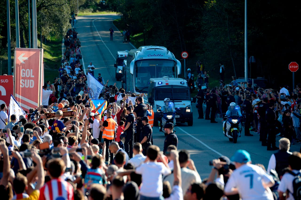 En medio de un gran esquema de seguridad, el Real Madrid llegó al estadio de Montilivi para este compromiso.