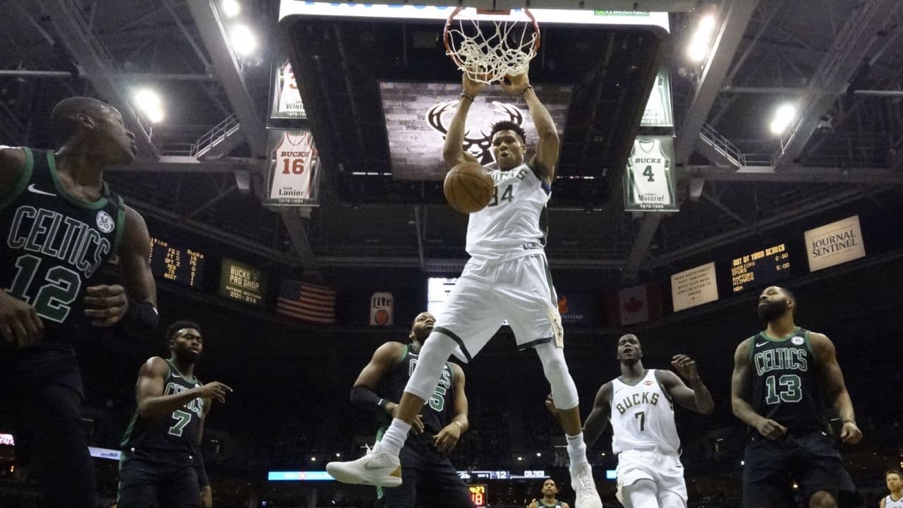Giannis Antetokounmpo aportó 27 puntos para los Bucks.