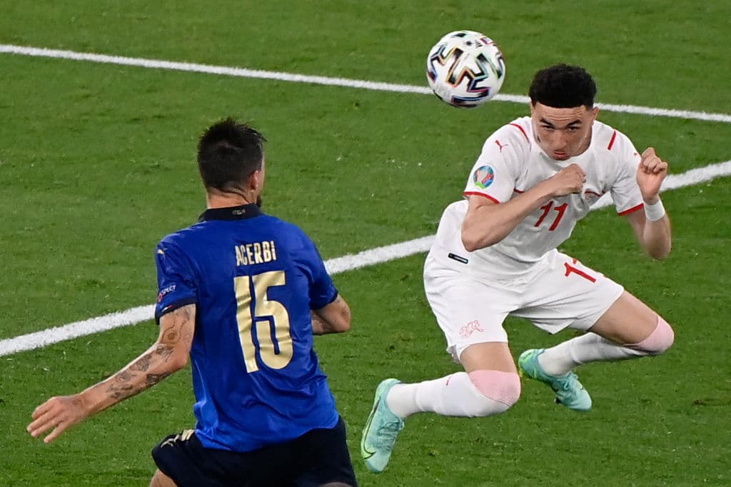 Italia golea a Suiza 3-0 y asegura ya su pase a octavos de final de la Euro 2020. Locatelli propinó un doblete, mientras que Immobile aportó un gol para su victoria. La escuadra 'Azurra' no ha recibido goles desde el 14 de octubre del 2020.