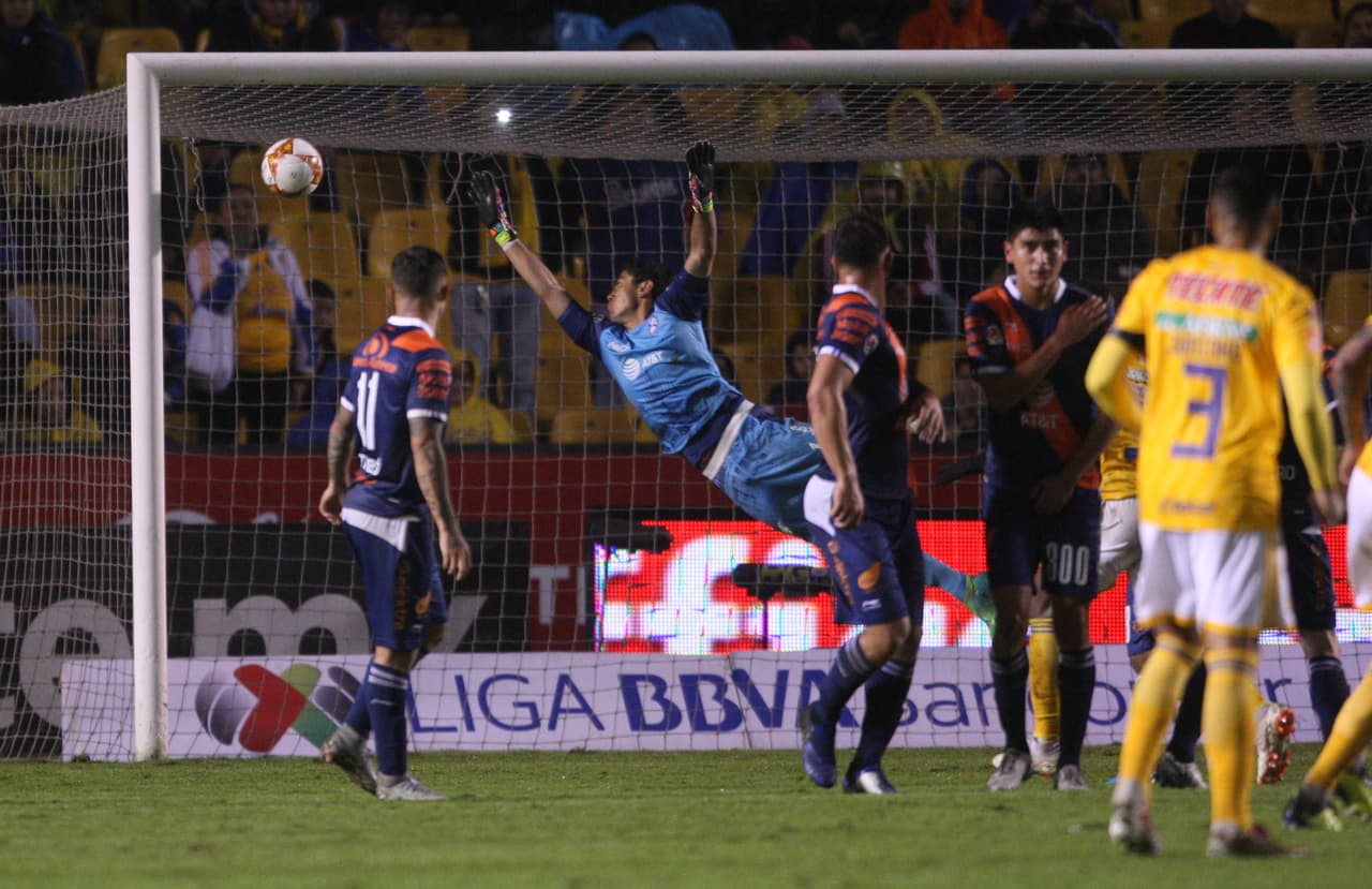 Eduardo Vargas puso en ventaja a los locales por primera vez en el juego al minuto 38 y GIgnac clavó este golazo en el ángulo para el 3-1 al minuto 45.