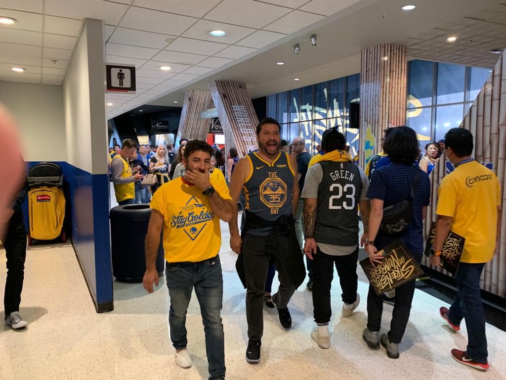 Los fanáticos de Golden State Warriors se alistan para el Juego 4 de las Finales de la NBA contra Toronto Raptors, con la ilusión de empatar la serie en casa antes del regreso a Toronto.