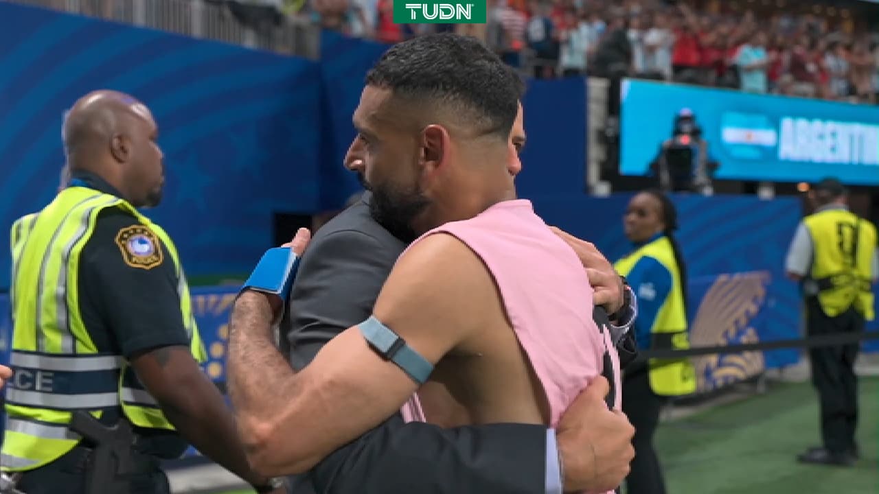 Chicharito consuela a Salah tras eliminación de Egipto a manos de Argentina